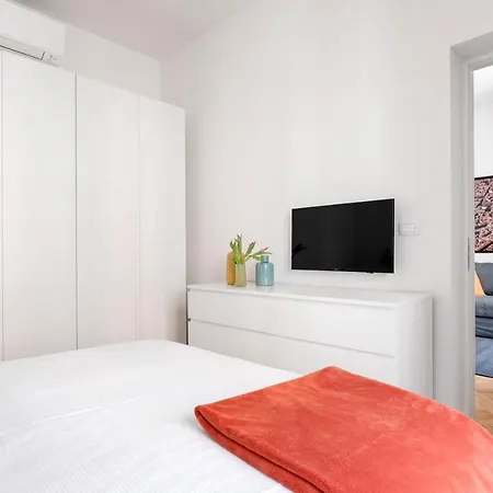 Guesthost - Dietro Fontana Del Nettuno