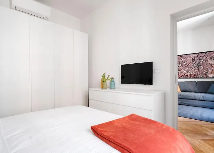 Guesthost - Dietro Fontana Del Nettuno